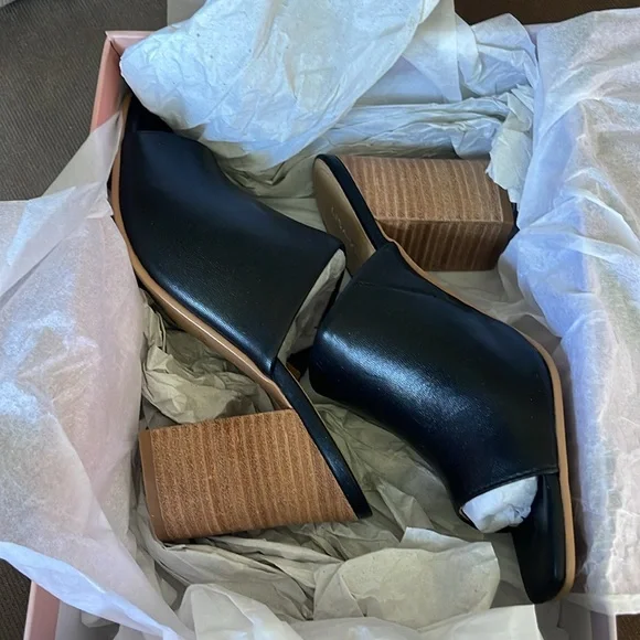 New in Box Nordstrom Block Heel Black Leather Mules size 7 - Picture 3 of 9